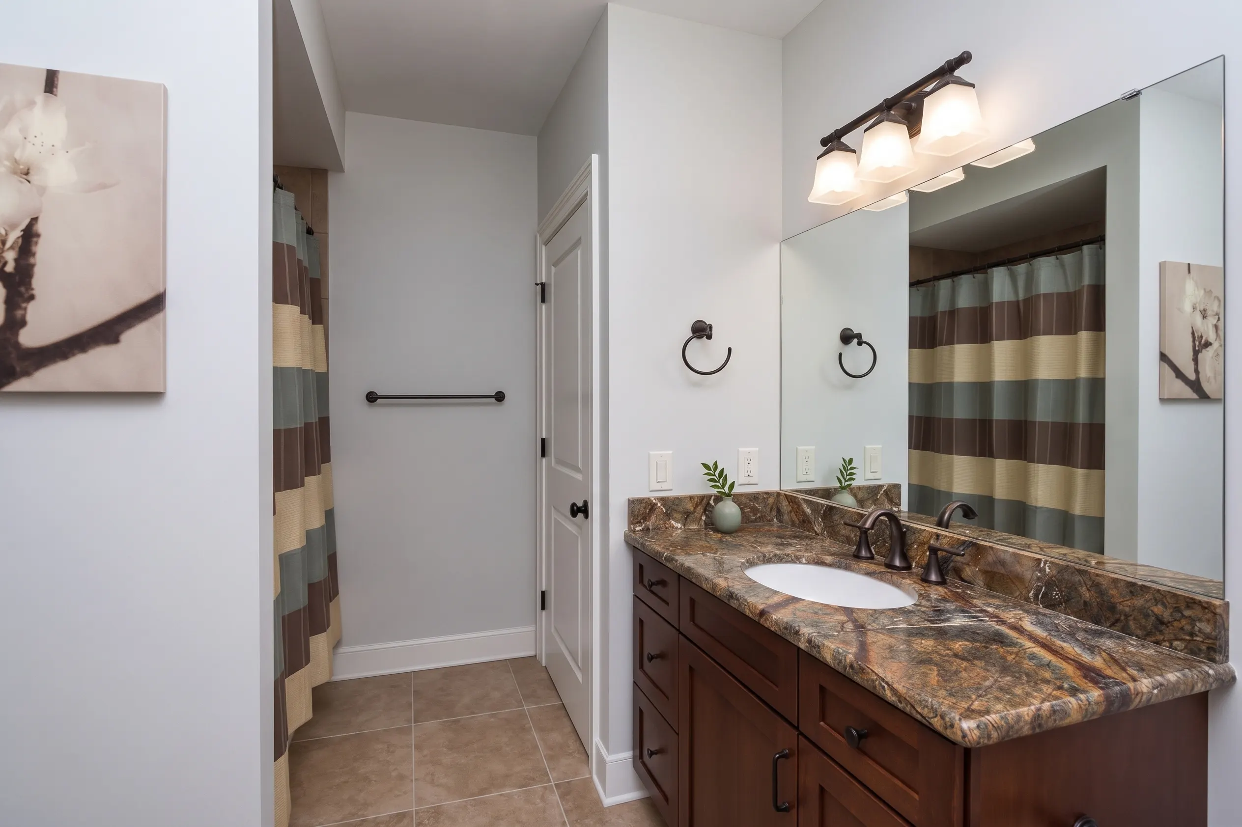 Lower level full bath off the game room
