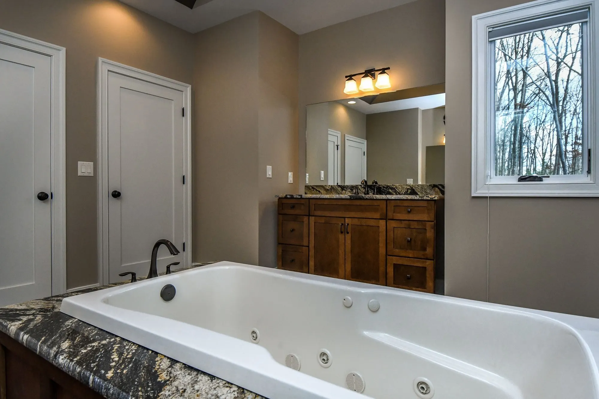 Oversized jetted soaking tub in the primary suite bathroom