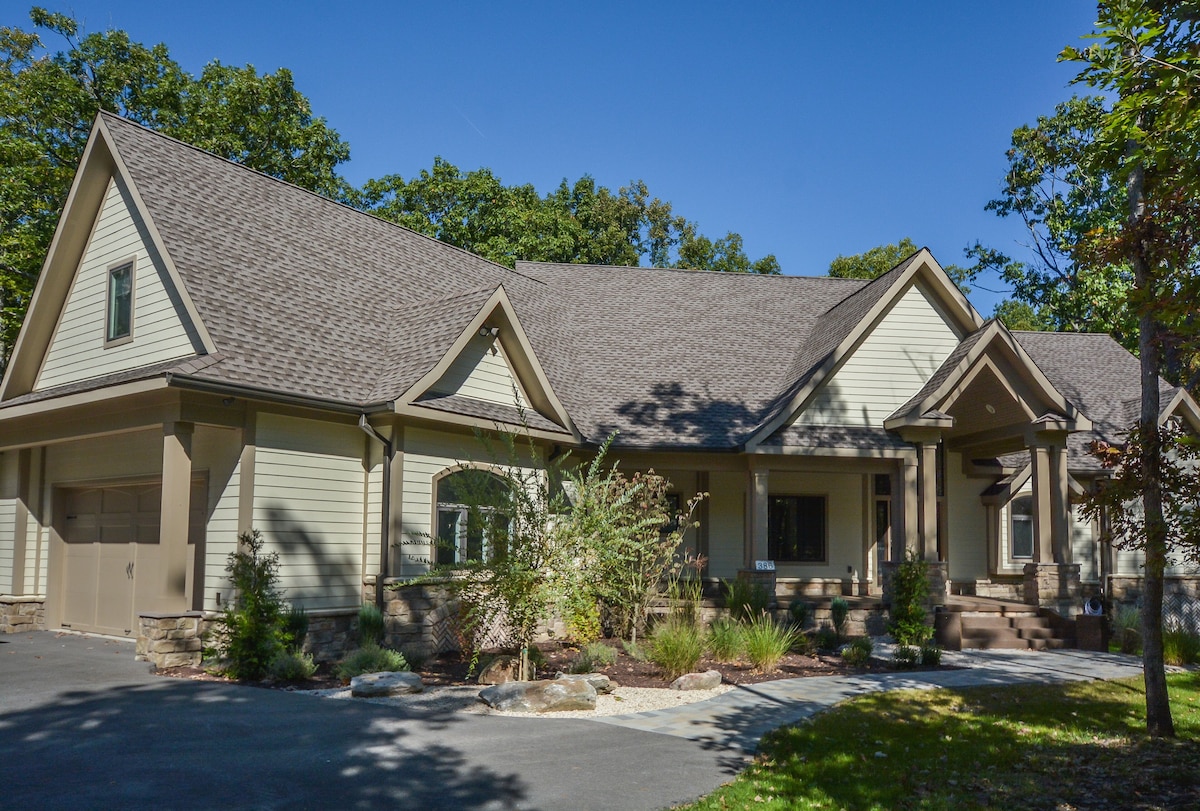 Front exterior of Woodland Chalet