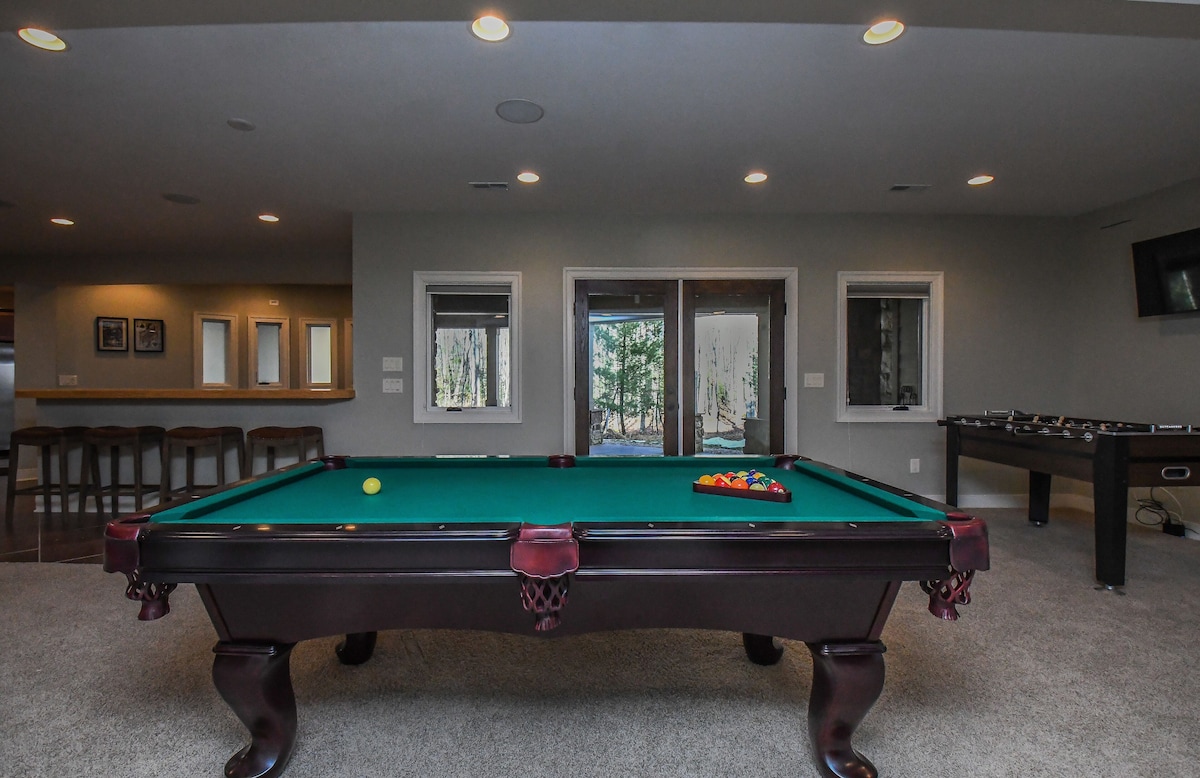 Game room with entertainment options